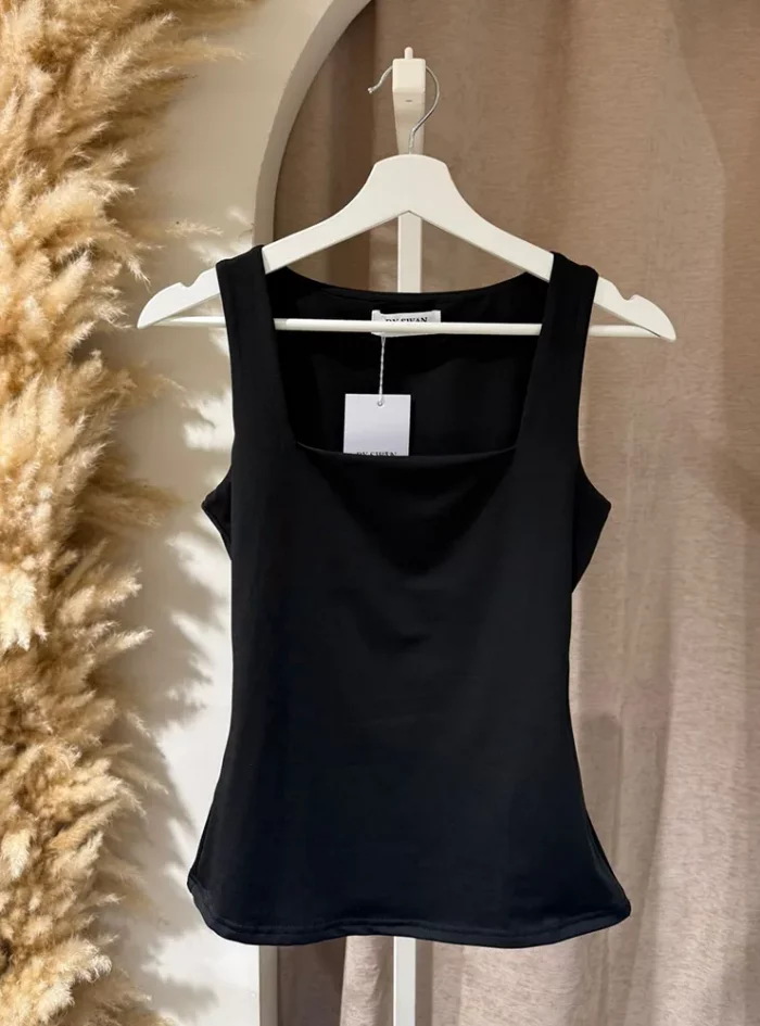 Basic top mouwloos zwart 02